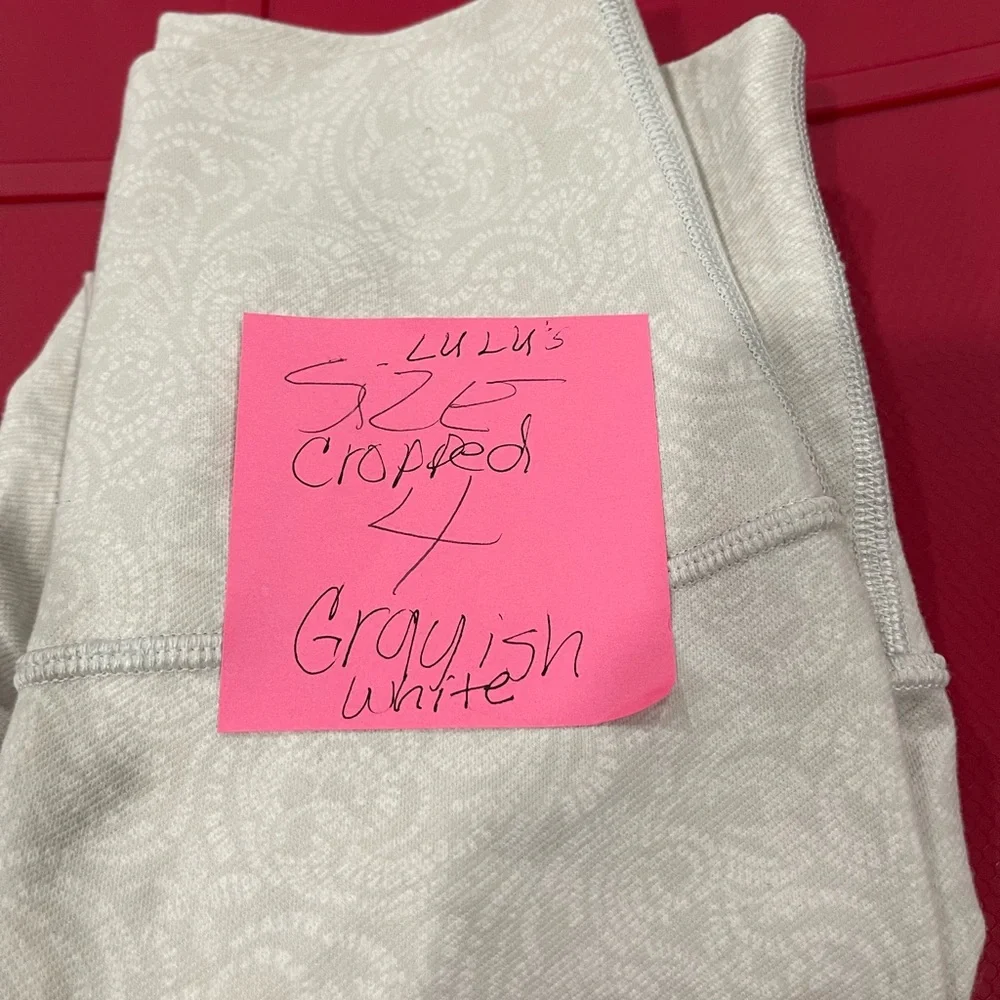 Lululemon patterned cropped, soft and comfy size 4, so cute - Picture 6 of 11